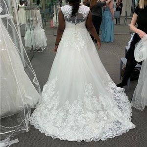 David’s bridal Scalloped Lace and Tulle Plus Size Wedding Dress